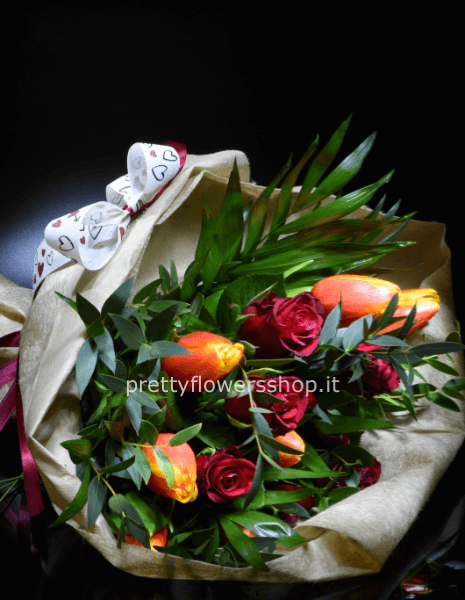 bouquet con rose rosse e fiori arancio