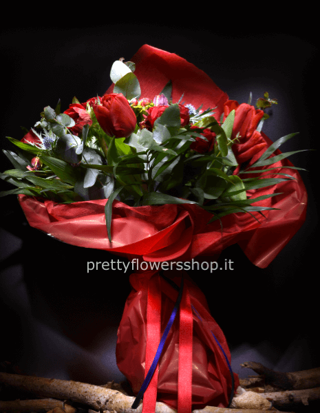 bouquet rosso con fiori di stagione 